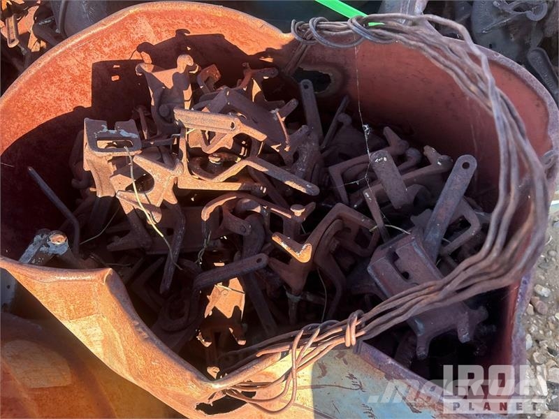  Quantity of (16) 16 barrels of-Gate cam lock backs Montacargas y elevadores de material