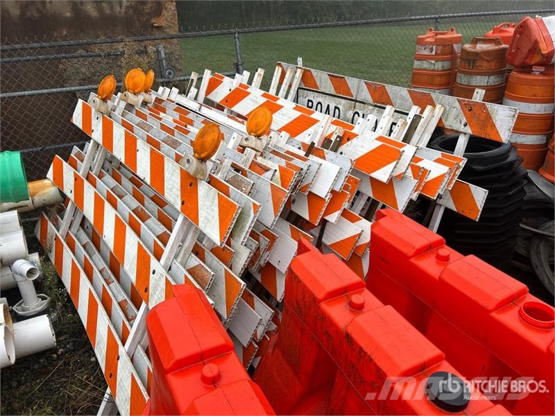  Quantity of (16) Plastic Barrier Otros componentes