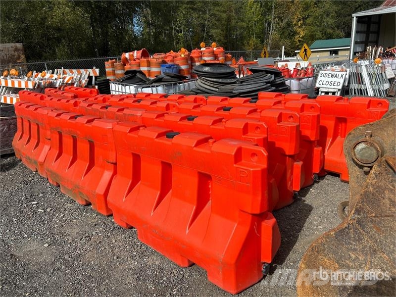  Quantity of (16) Plastic Barrier Otros componentes
