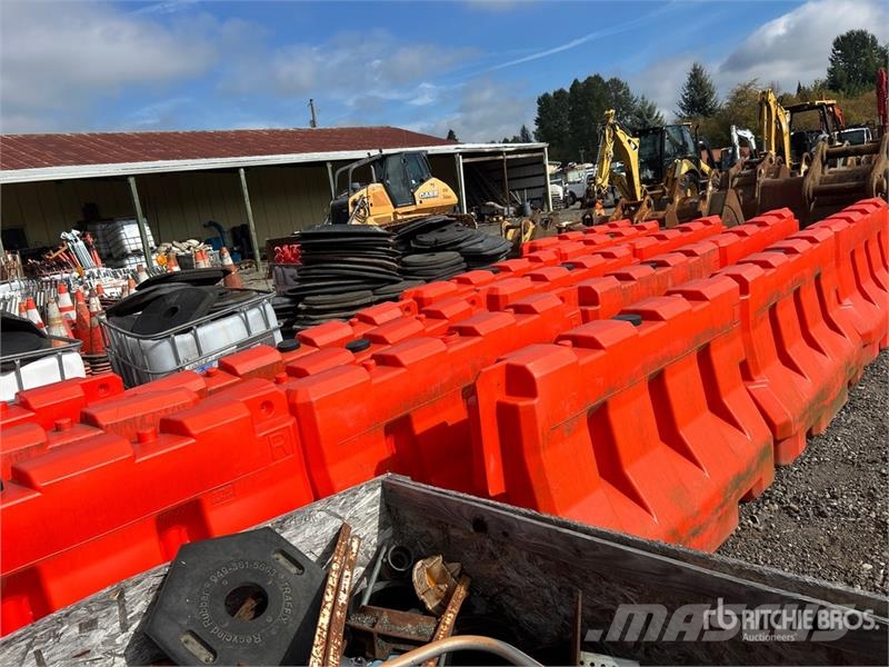  Quantity of (16) Plastic Barrier Otros componentes