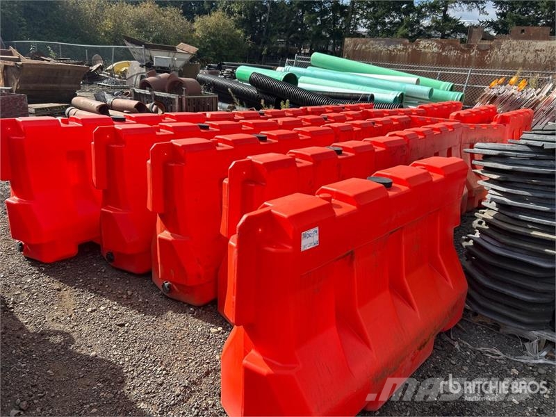  Quantity of (16) Plastic Barrier Otros componentes