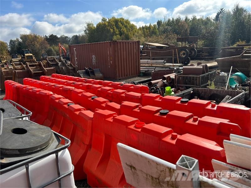  Quantity of (16) Plastic Barrier Otros componentes