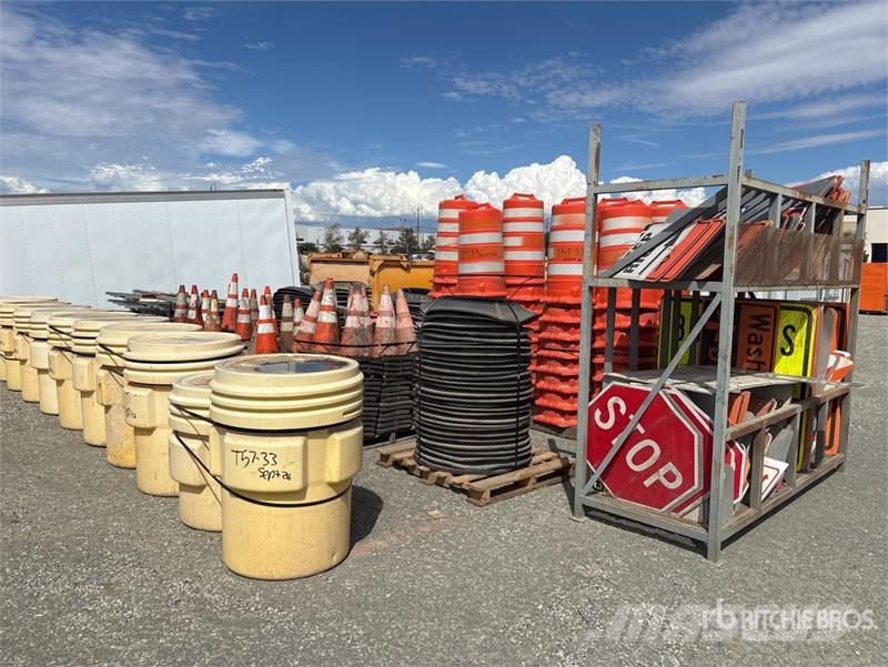  Quantity of (17) Pallets of Traffic Control Items 运输工具-其他