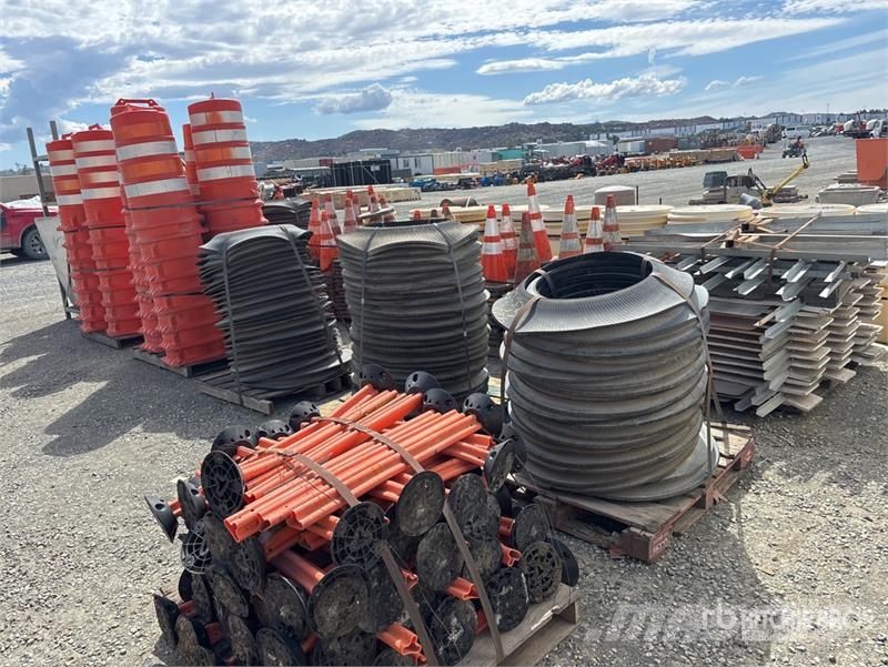  Quantity of (17) Pallets of Traffic Control Items 运输工具-其他