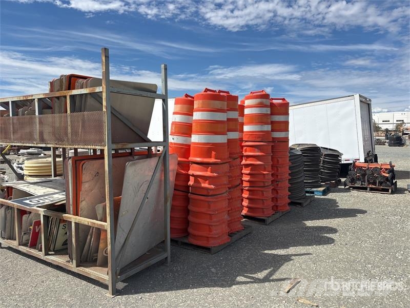  Quantity of (17) Pallets of Traffic Control Items 运输工具-其他