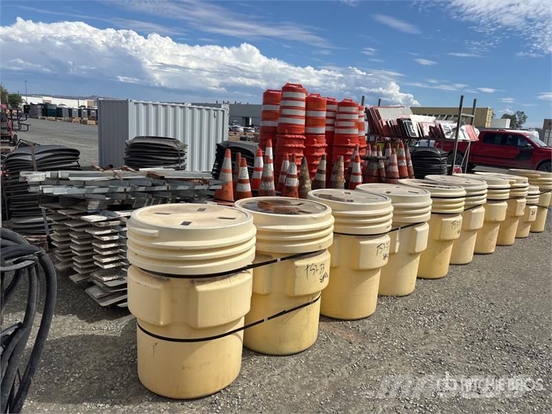  Quantity of (17) Pallets of Traffic Control Items 运输工具-其他