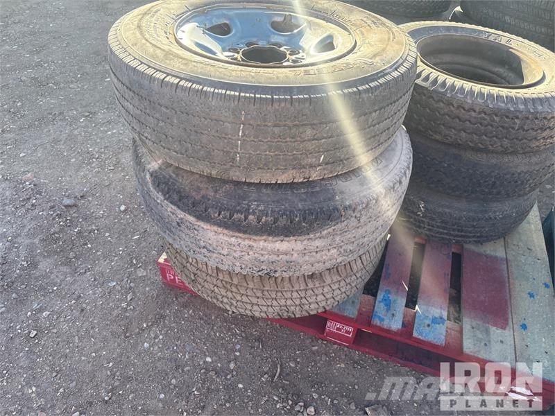  Quantity of (18) Tires Ruedas