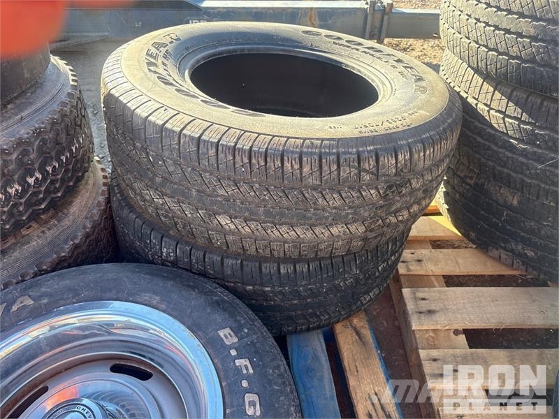  Quantity of (18) Tires Ruedas