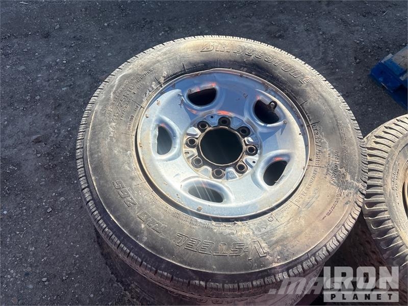  Quantity of (18) Tires Ruedas