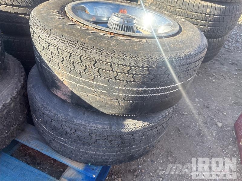  Quantity of (18) Tires Ruedas