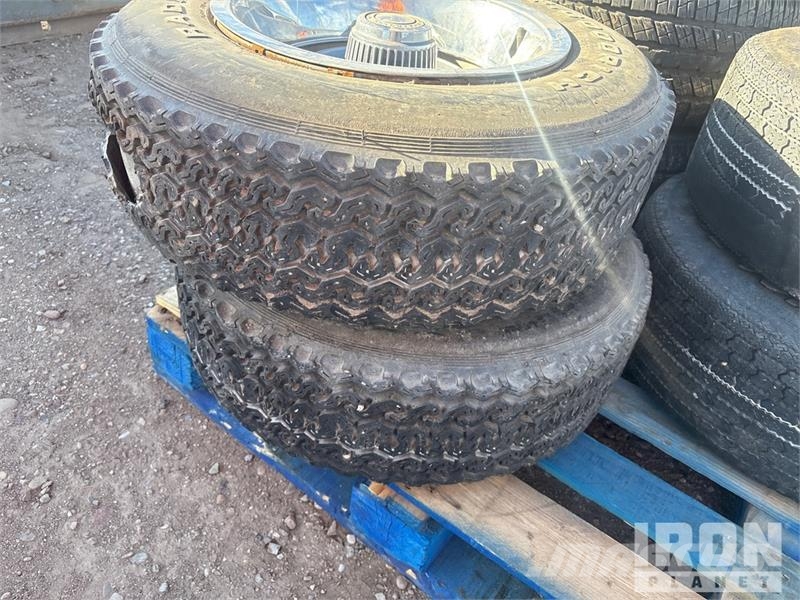  Quantity of (18) Tires Ruedas