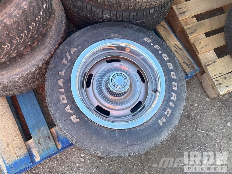  Quantity of (18) Tires Ruedas