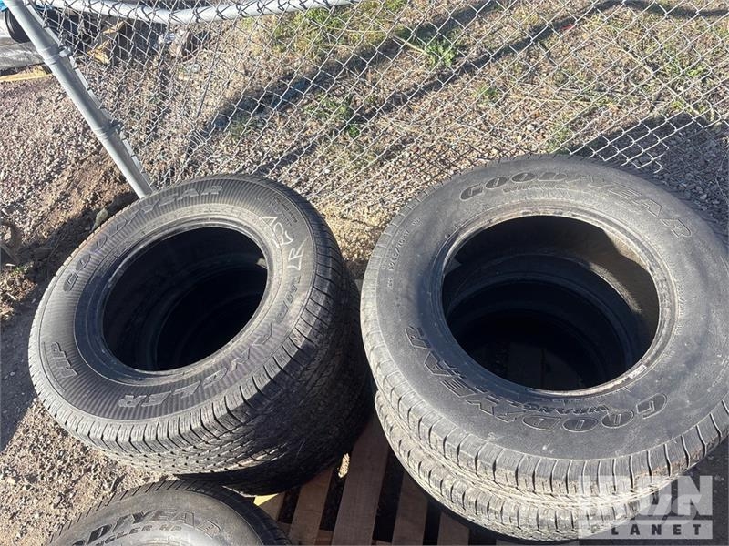  Quantity of (18) Tires Ruedas