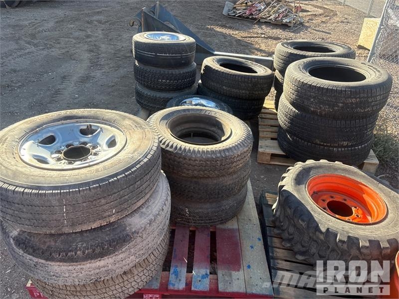  Quantity of (18) Tires Ruedas