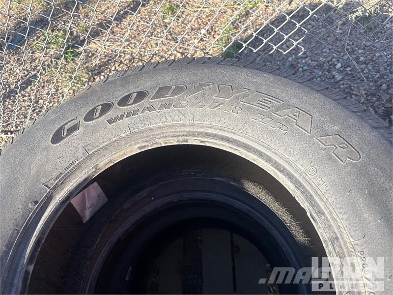  Quantity of (18) Tires Ruedas