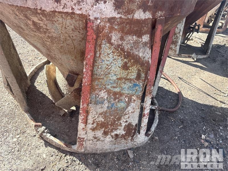 Quantity of (2) 1 yard concrete bucket Oprema i dijelovi za kranove