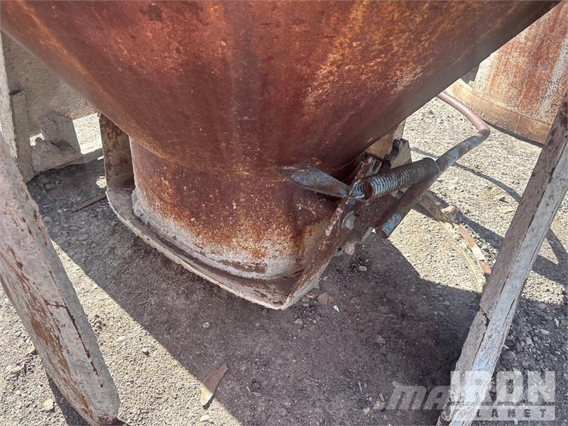 Quantity of (2) 1 yard concrete bucket Oprema i dijelovi za kranove