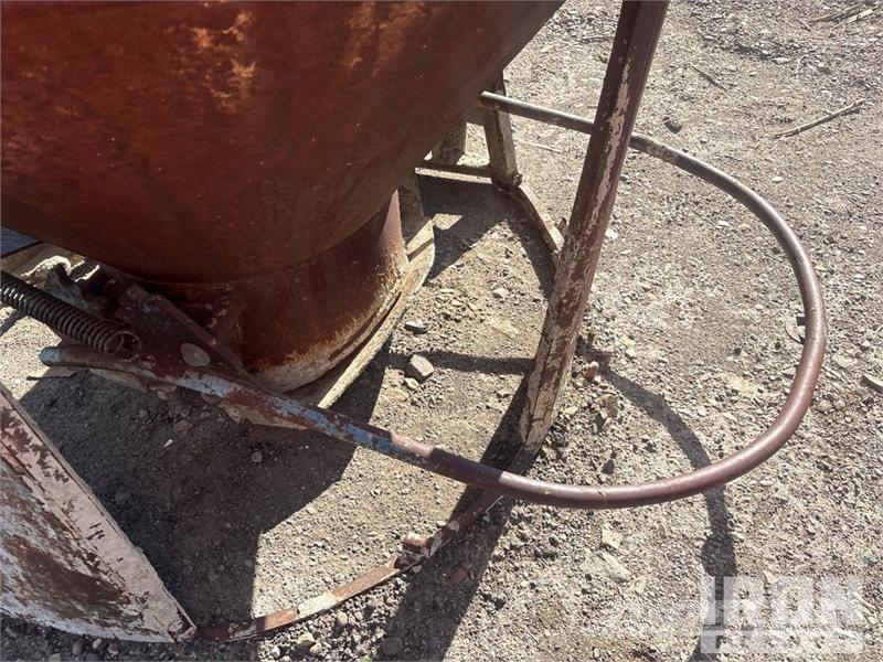 Quantity of (2) 1 yard concrete bucket Oprema i dijelovi za kranove