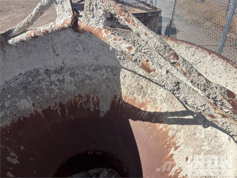 Quantity of (2) 1 yard concrete bucket Oprema i dijelovi za kranove