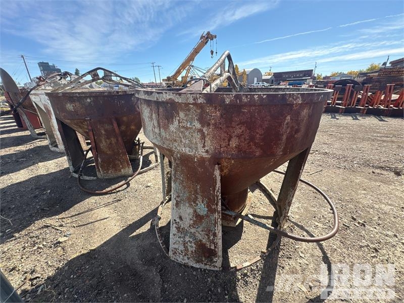 Quantity of (2) 1 yard concrete bucket Oprema i dijelovi za kranove
