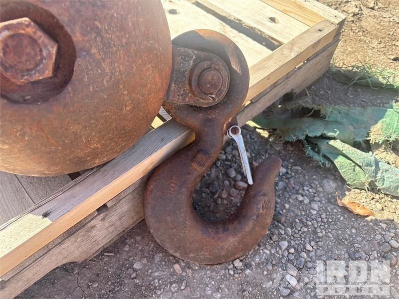  Quantity of (2) 10 ton Overhaul Ball Delovi i oprema za kran