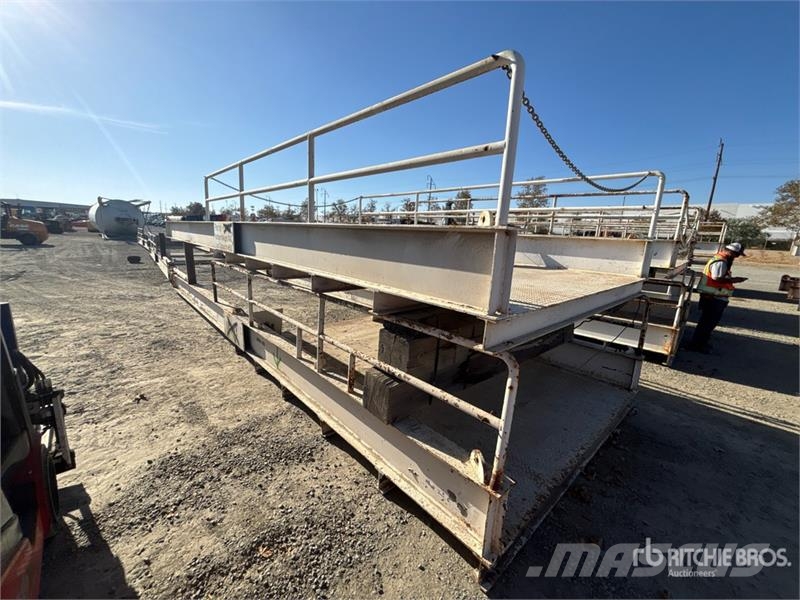  Quantity of (2) 13 ft 2 in x 121 in Landing Platfo Sonstige Baumaschinen