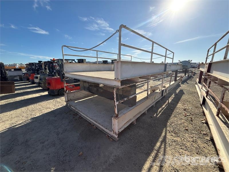  Quantity of (2) 13 ft 2 in x 121 in Landing Platfo Sonstige Baumaschinen