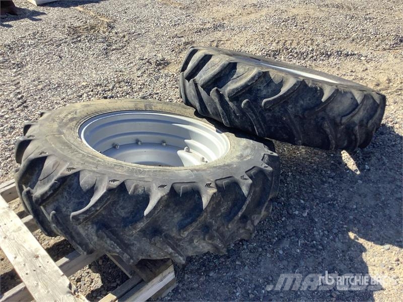  Quantity of (2)  14.9R30 Tires الإطارات والعجلات والحافات