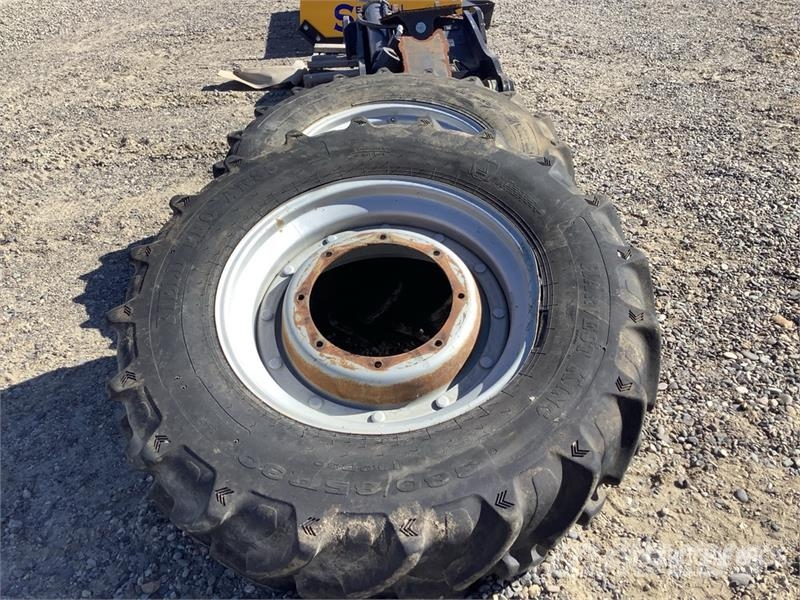  Quantity of (2)  14.9R30 Tires الإطارات والعجلات والحافات