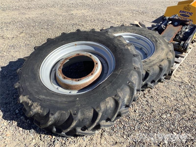  Quantity of (2)  14.9R30 Tires الإطارات والعجلات والحافات
