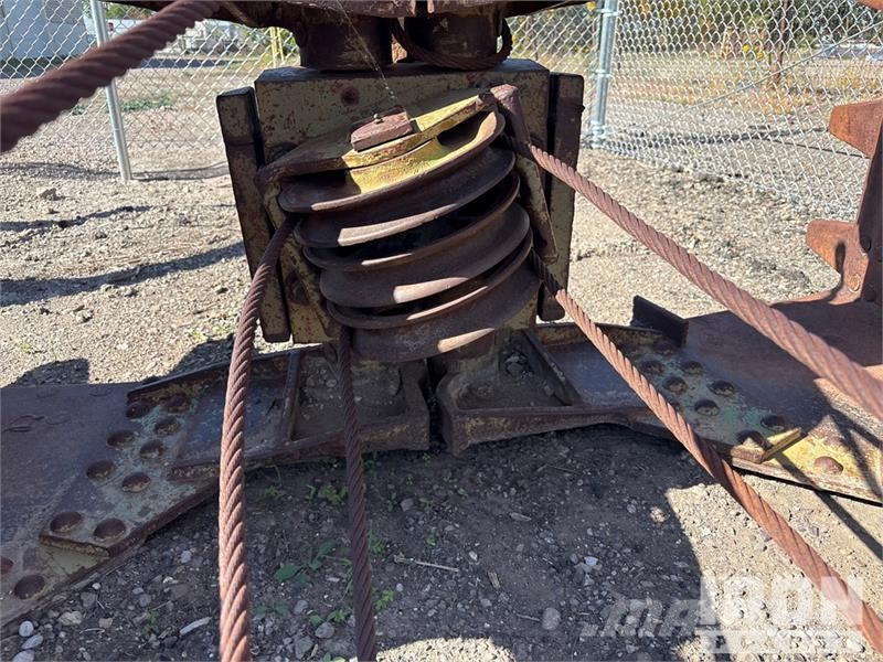 Quantity of (2) 2 Clam-Shell Digging Buckets Delovi i oprema za kran