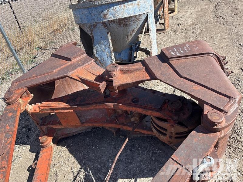  Quantity of (2) 2 Clam-Shell Digging Buckets Delovi i oprema za kran