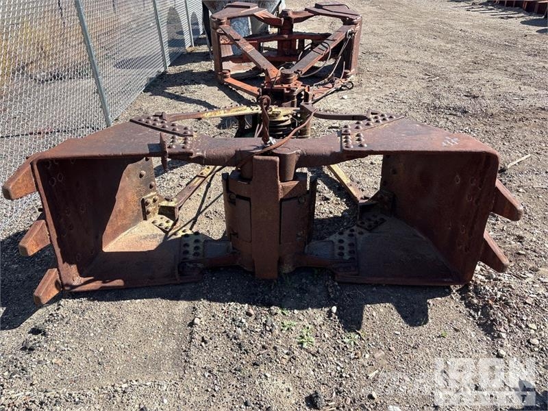  Quantity of (2) 2 Clam-Shell Digging Buckets Delovi i oprema za kran