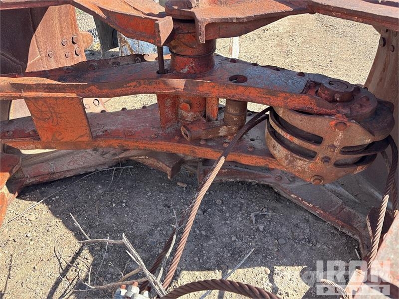  Quantity of (2) 2 Clam-Shell Digging Buckets Delovi i oprema za kran
