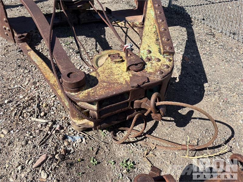  Quantity of (2) 2 Clam-Shell Digging Buckets Delovi i oprema za kran