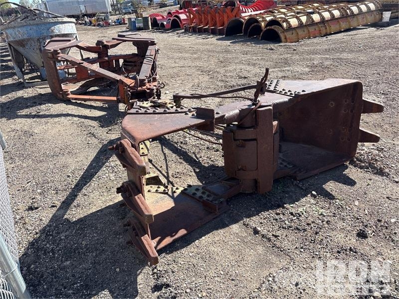  Quantity of (2) 2 Clam-Shell Digging Buckets Delovi i oprema za kran