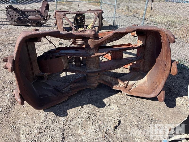  Quantity of (2) 2 Clam-Shell Digging Buckets Delovi i oprema za kran