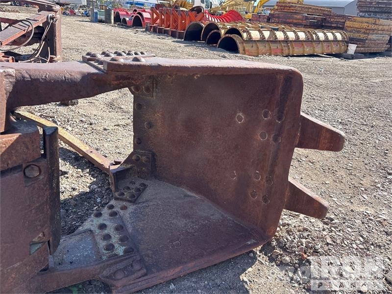  Quantity of (2) 2 Clam-Shell Digging Buckets Delovi i oprema za kran