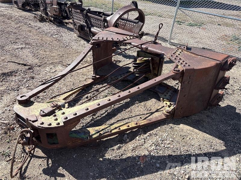  Quantity of (2) 2 Clam-Shell Digging Buckets Delovi i oprema za kran