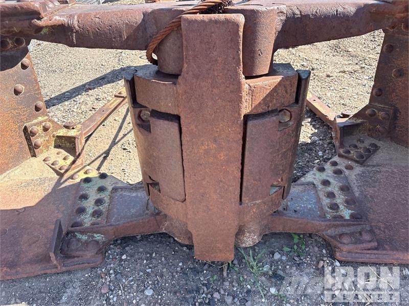  Quantity of (2) 2 Clam-Shell Digging Buckets Delovi i oprema za kran