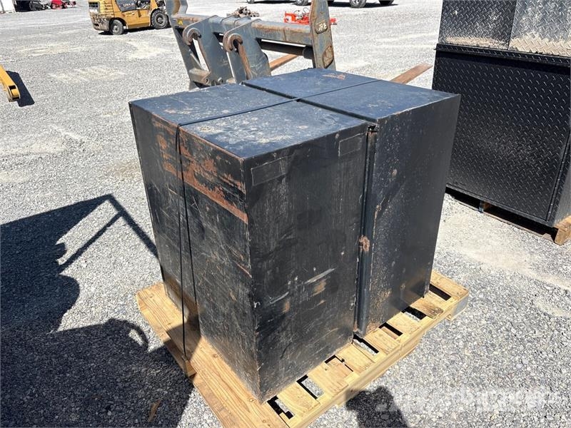  Quantity of (2) 2 ft 6 in Tool Cabinet Būvniecība- Citi