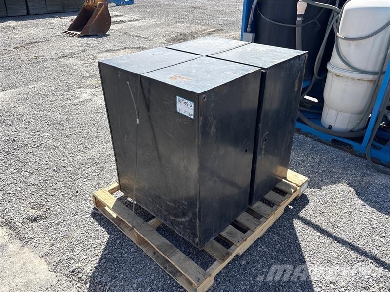  Quantity of (2) 2 ft 6 in Tool Cabinet Būvniecība- Citi