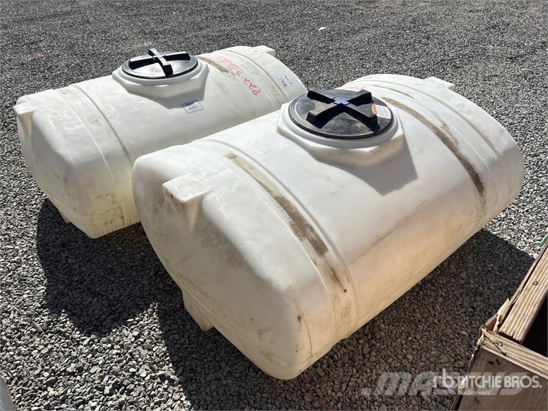 Quantity of (2) 300 gal Poly Water Tank Kraftstoff- und Zusatzstoffbehälter