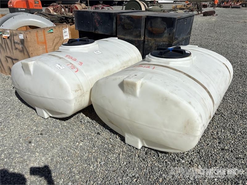 Quantity of (2) 300 gal Poly Water Tank Kraftstoff- und Zusatzstoffbehälter