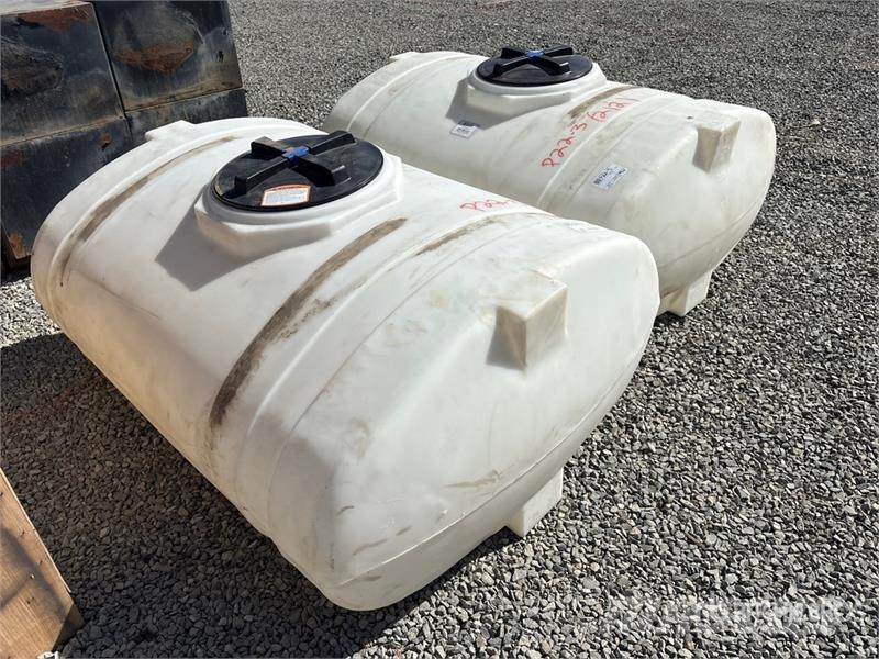 Quantity of (2) 300 gal Poly Water Tank Kraftstoff- und Zusatzstoffbehälter