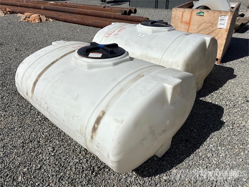 Quantity of (2) 300 gal Poly Water Tank Kraftstoff- und Zusatzstoffbehälter