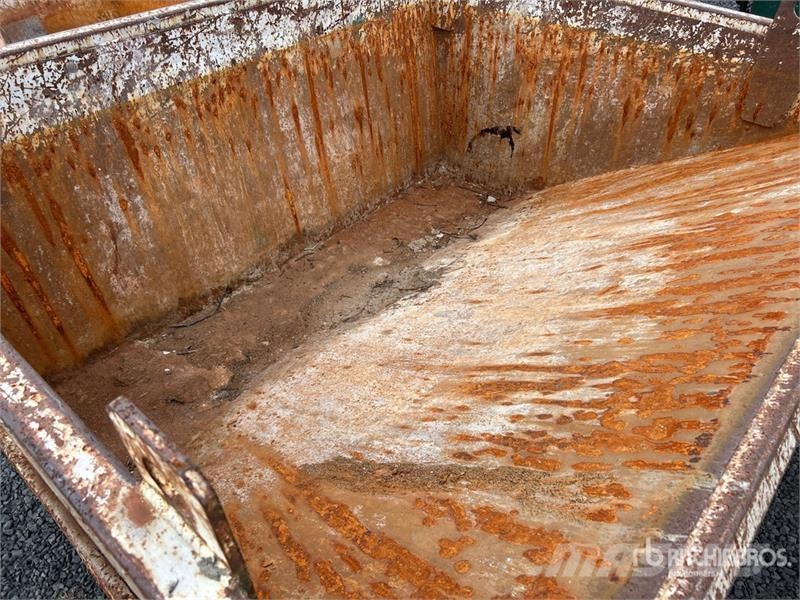 Quantity of (2) 5 ft 4 in 2 cyd Self-Dumping Hoppe Apcirkņi un piltuves