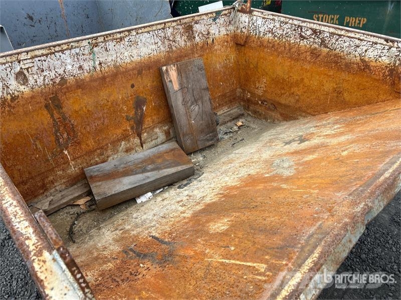 Quantity of (2) 5 ft 4 in 2 cyd Self-Dumping Hoppe Apcirkņi un piltuves