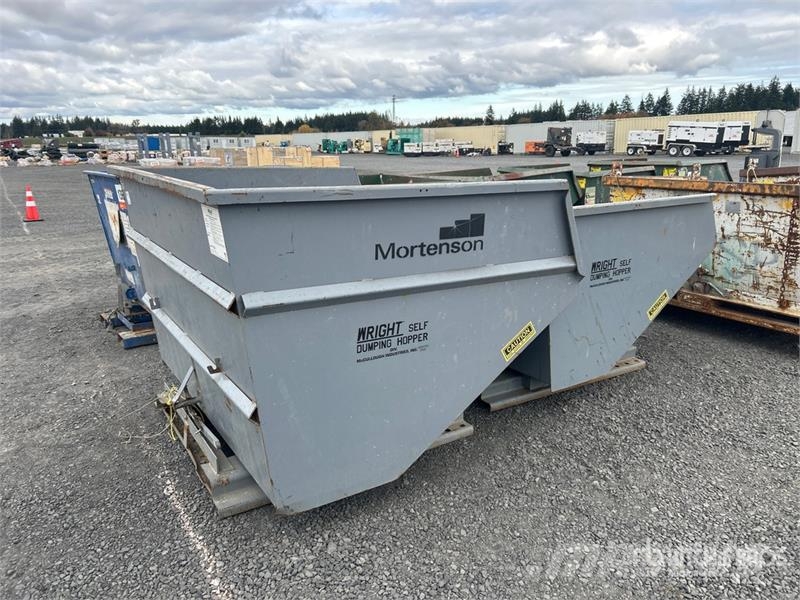 Quantity of (2) 5 ft 6 in Self-Dumping Hopper Apcirkņi un piltuves