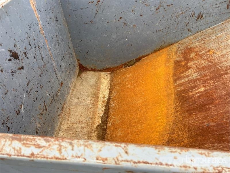 Quantity of (2) 5 ft 6 in Self-Dumping Hopper Apcirkņi un piltuves